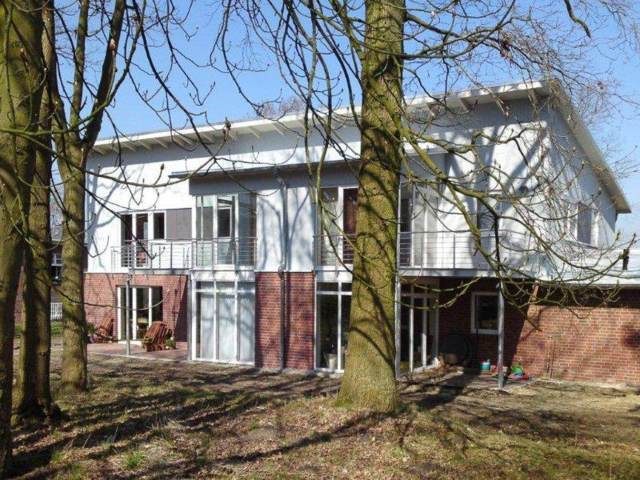 Stade-Ottenbeck, neuwertige Wohnung mit Garten und Carport